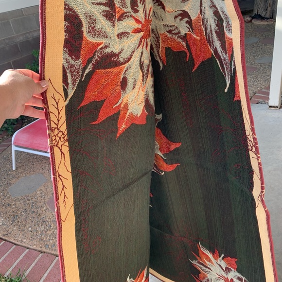 French high quality tablecloth or throw tapestry with two pillowcases poinsettia - Picture 6 of 16